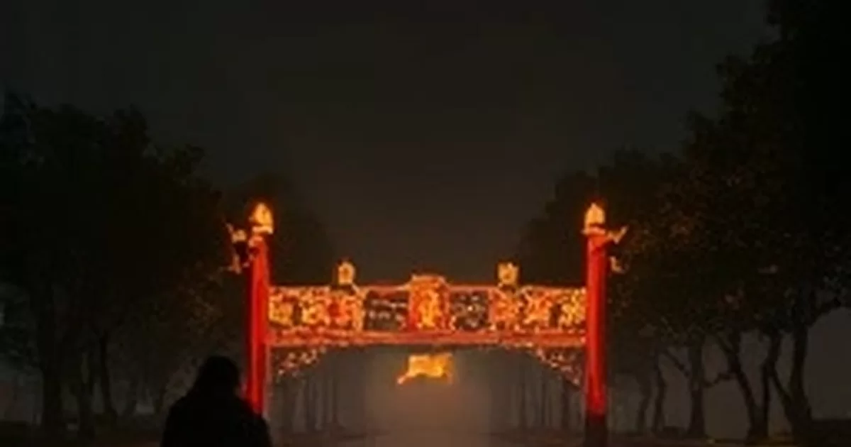 51吃瓜官网今日主推剧集《长夜归舟》第三季横版海报，主角立于码头夜色中
